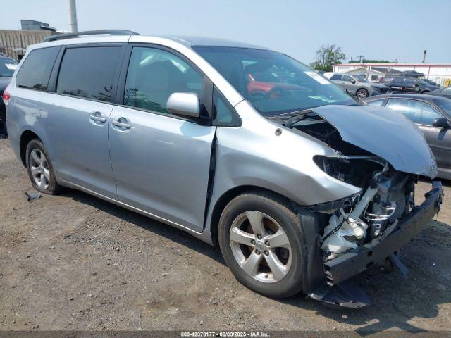  Salvage Toyota Sienna