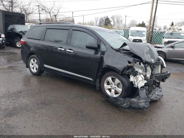  Salvage Toyota Sienna