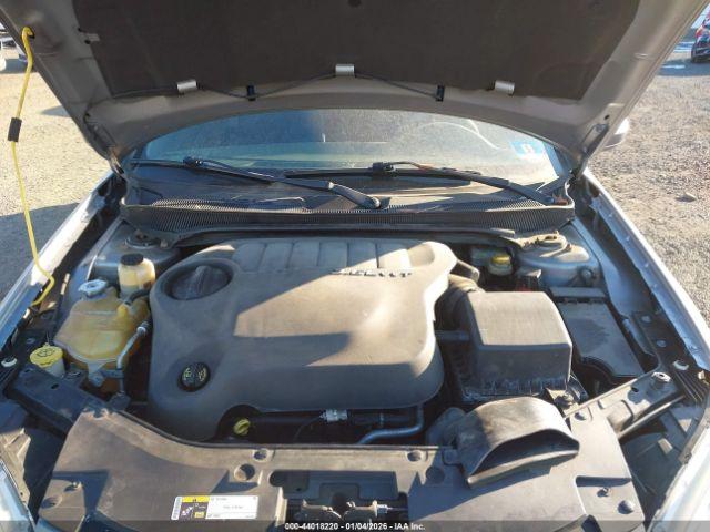 Chrysler 200 Touring Image 6