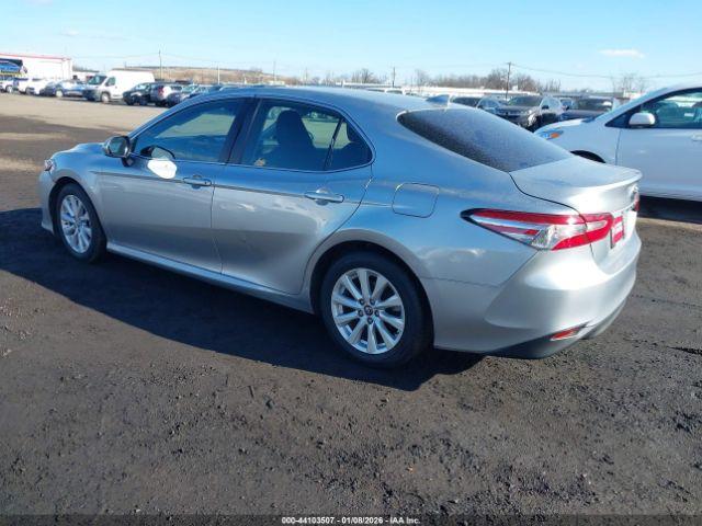 Toyota Camry Le Image 2