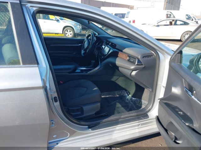 Toyota Camry Le Image 3