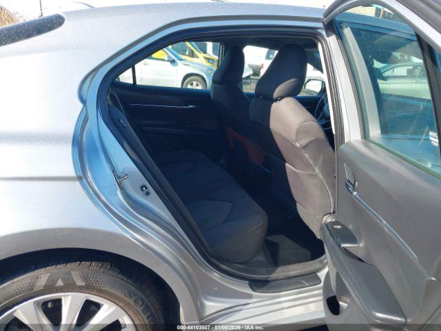 Toyota Camry Le Image 7