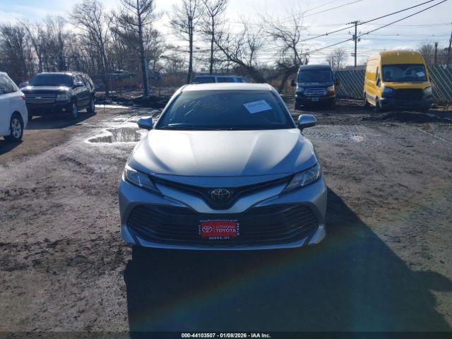 Toyota Camry Le Image 9