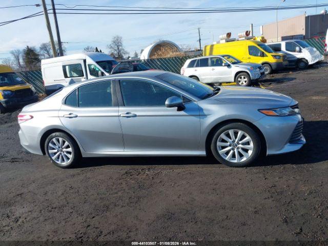 Toyota Camry Le Image 6