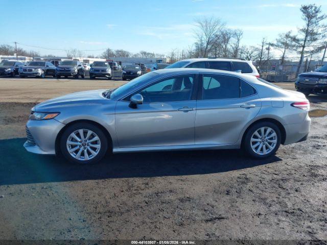 Toyota Camry Le Image 11