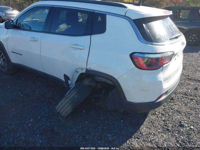 Jeep Compass Latitude 4x4 Image 7