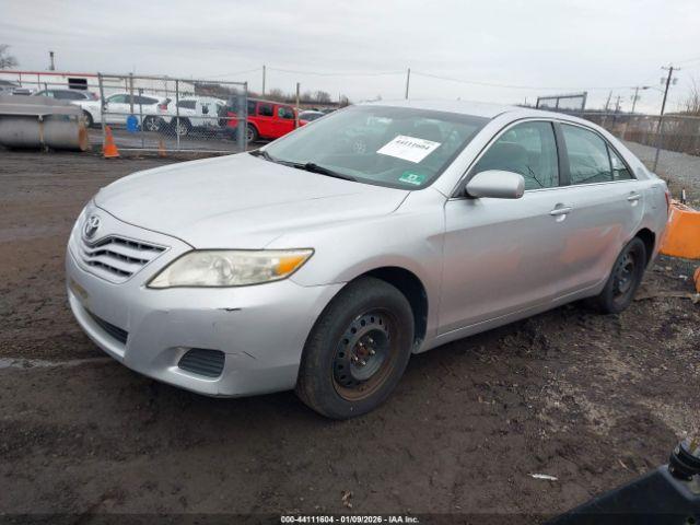 Toyota Camry Le Image 8