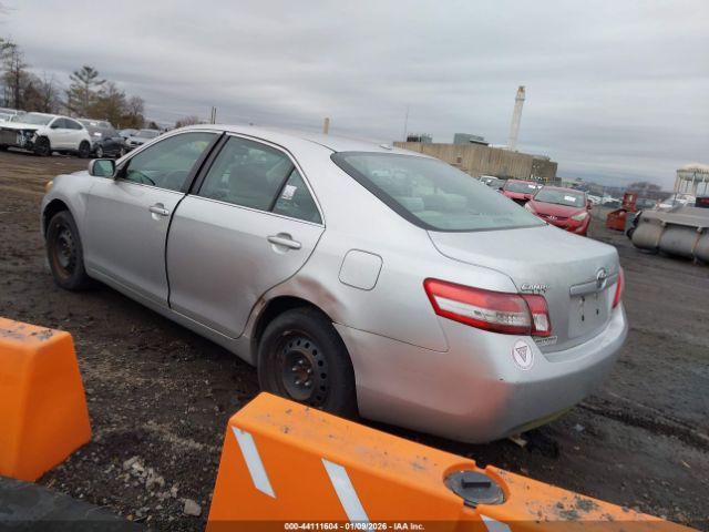 Toyota Camry Le Image 11