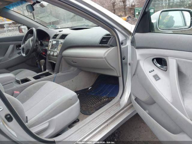 Toyota Camry Le Image 5