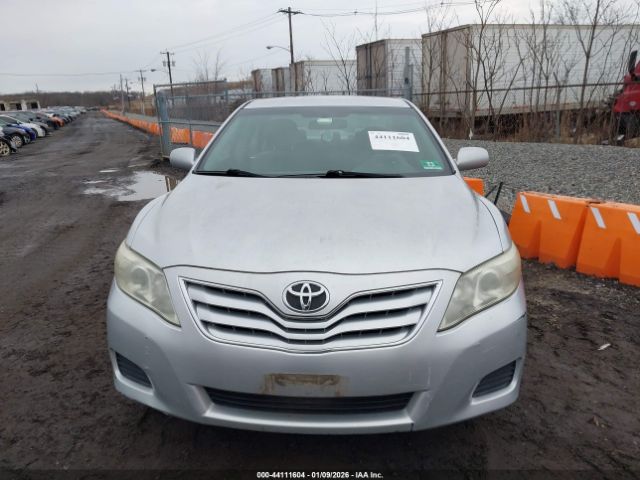 Toyota Camry Le Image 4