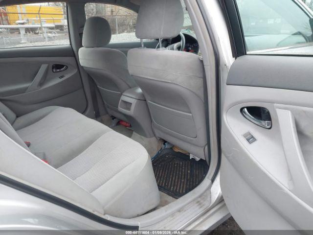 Toyota Camry Le Image 3