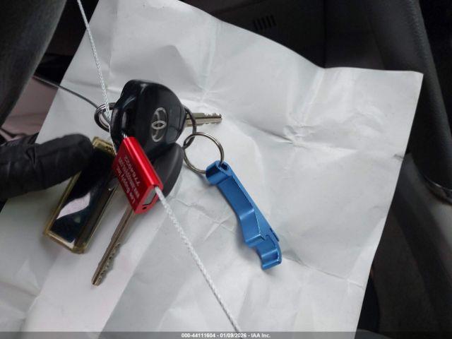 Toyota Camry Le Image 9